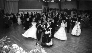 animation d'un bal avec crinoline
